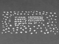 MAT030 Planche lettres blanches (predécoupées) en relief 